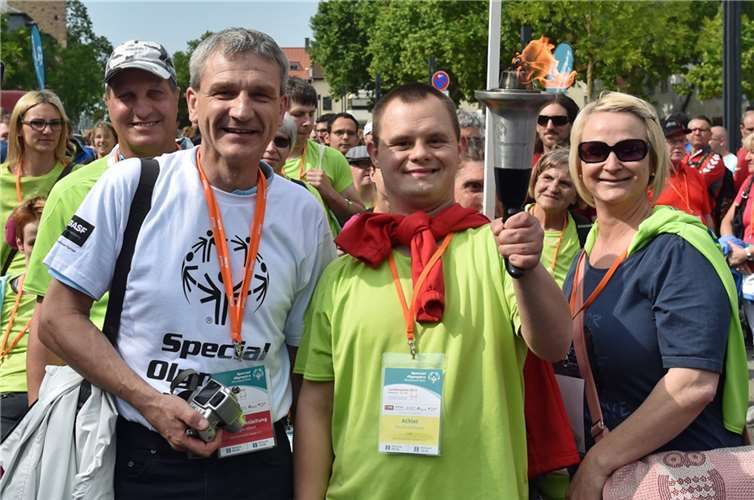 Fackelträger Sascha Hoffmann (JSV Speyer e. V., Bildmitte) beim inklusiven Special Olympics Fackellauf 2015 in Speyer. Teilnehmer des Inklusiven Special Olympics Fackekllaufs 2015 in Speyer.