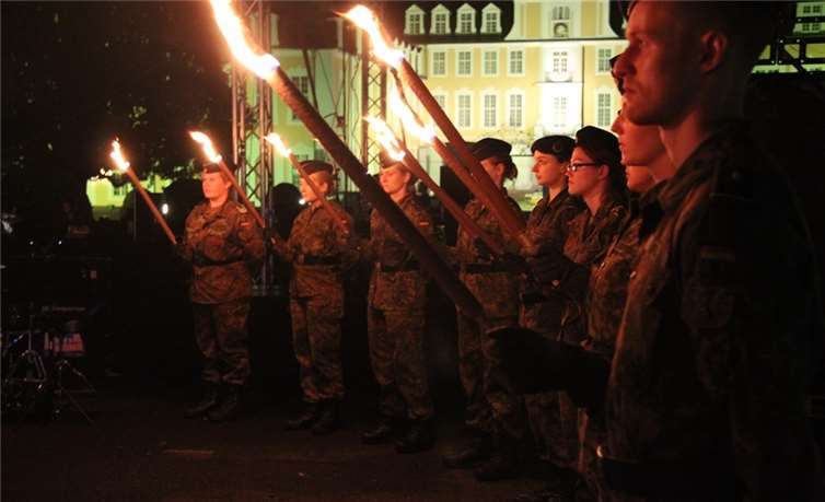 Fackelträger beleuchten die Szenerie.Pressestelle Kdo RegSanUstg