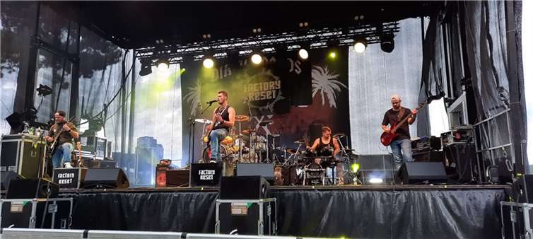 Rockiger Auftakt von „weAHRfamily 2022“ Factory Reset aus Sinzig bei ihrem Aufritt im Bad Breisiger Kurpark.