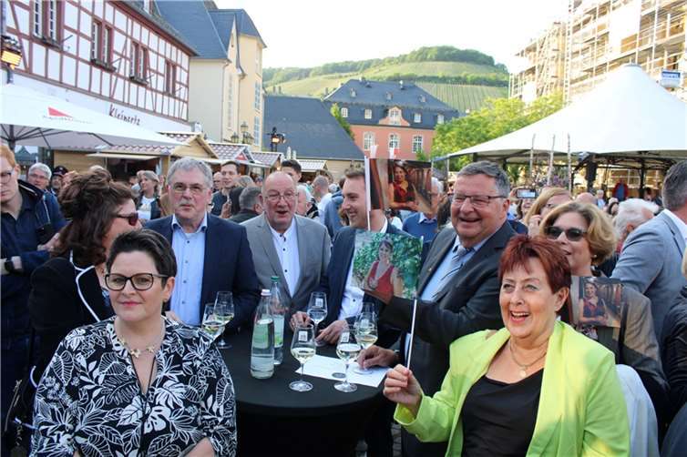 Fähnchenschwenken für die neuen Weinmajestäten.