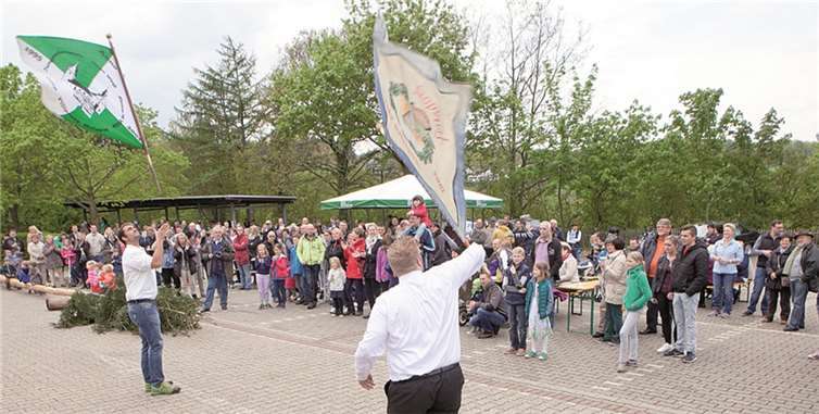 Fähnrich Benjamin Jacobs und sein „Kollege“ Frank Seidel aus Fritzdorf begeisterten das Publikum beim Fähndelschwenken auf dem Kirchplatz.