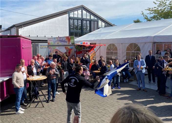 Fähnrich David Schmditke ließ die Tradition des Fahneschwenken aufleben.
