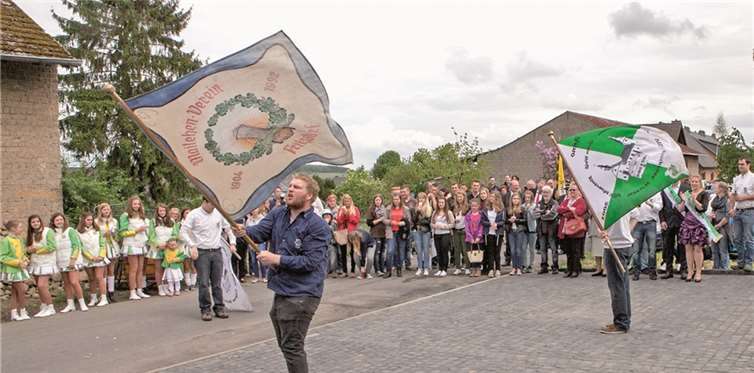 Fähnrich Franz Seidel zeigte mit Unterstützung der Kollegen aus Queckenberg und Villip sein Können vor dem Haus der Maikönigin.