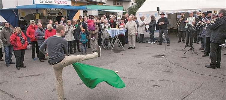 Fähnrich Matthias Engels aus Züllighoven zeigte beim Auftakt der Kirmes in Berkum sein Können.VJ