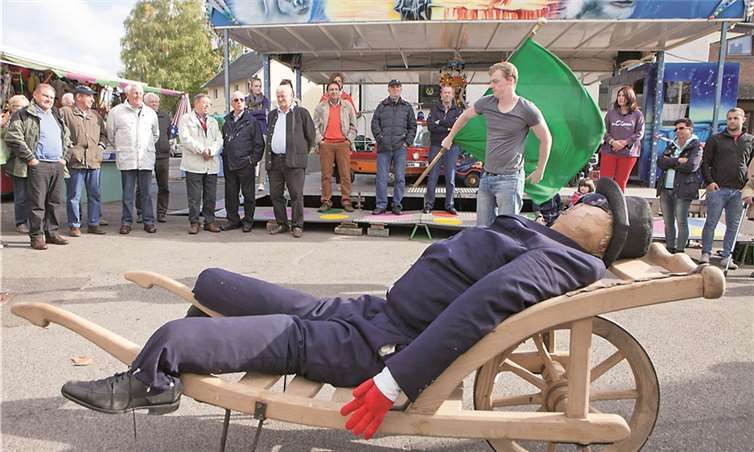 Fähnrich Matthias Engels zeigte zum Auftakt der Berkumer Kirmes sein Können an der Schwenkfahne. Die Erweckung des Kirmesmannes übernahmen Hanne Kallfelz und Obermöhn Karin Herrmann.