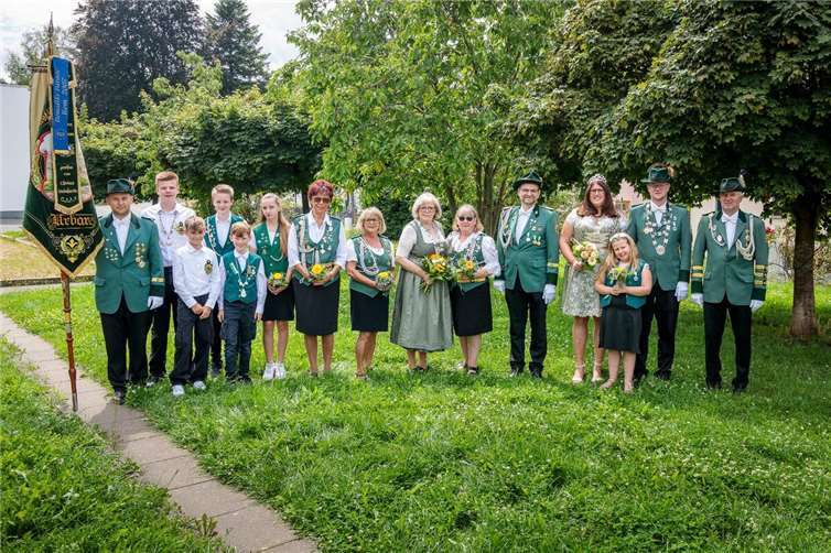 Fähnrich mit Schützenjugend, Damenkönigin und Schützenkönig mit Adjutanten.  Fotos: privat