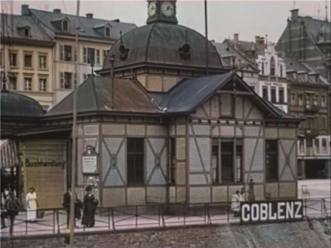 Neue Doku: Der Rhein vor 100 Jahren in Farbe Fähranleger in Koblenz 1912. Foto: Hermann Rheindorf