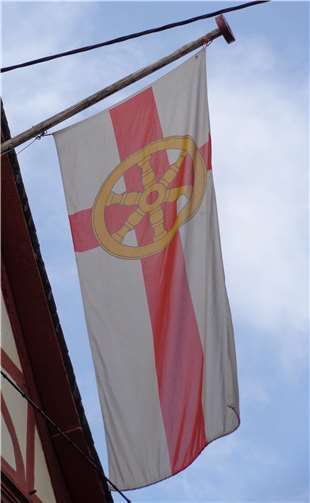 Fahne mit Wappen am Alten Rathaus.
