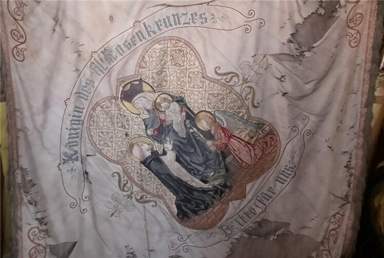 Fahne vor der Restaurierung.