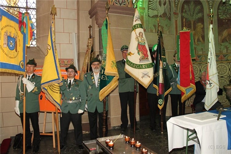 Fahnenabordnung in der Kirche