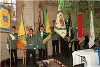 Fahnenabordnung in der Kirche