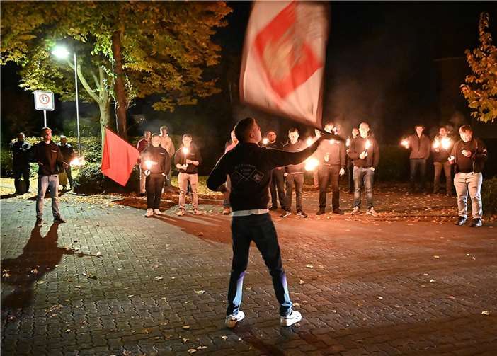 Kirmestreiben im Höhenort Fahnenschwenken im Fackelschein.