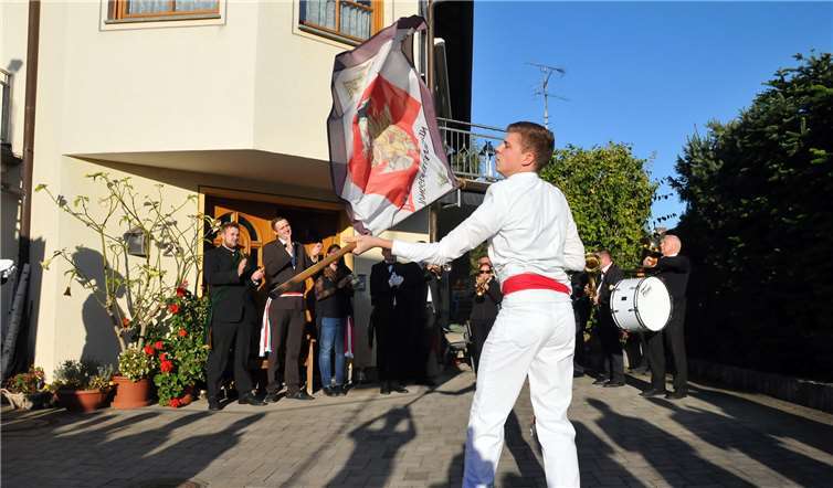 Fahnenschwenken zu Ehren des neuen Hahnekönigs.