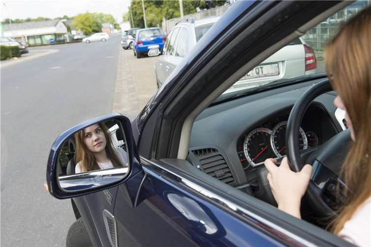 Fahranfänger müssen besonders gut aufpassen. Foto: Fotolia.com © Gerhard Seybert # 120724066