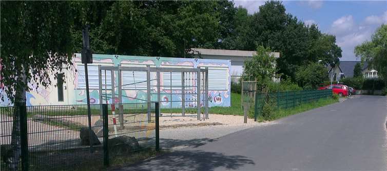 Fahrbahn direkt am Schulhof der Grundschule mit Spielgerät.Privat