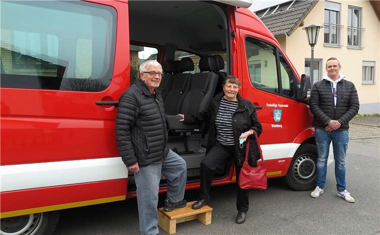 Fahrdienst zum Impfzentrum: Franz und Margret Henk freuen sich, dass Kay Wühle von der Freiwilligen Feuerwehr sie zum Impfen nach St. Augustin fährt.Foto: Gemeinde Wachtberg