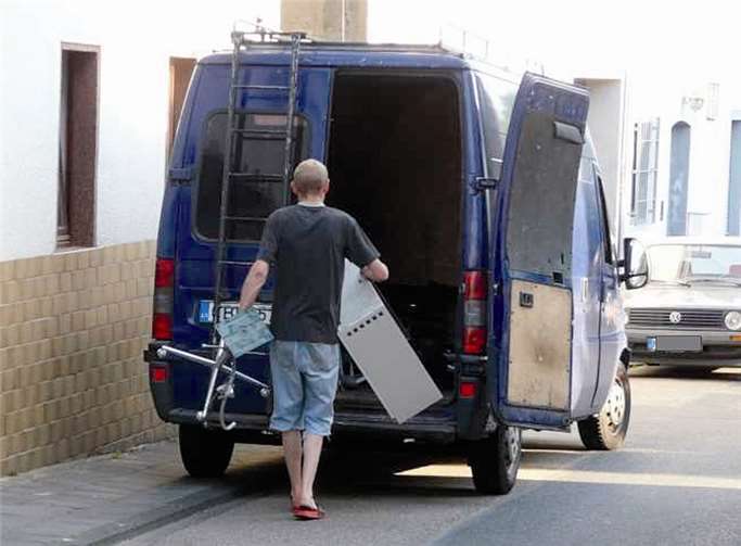 Fahrender Schrottsammler ohne Qualifikation und Problembewusstsein: Die Abfälle wurden ordnungswidrig aus einem bereitgestellten Sperrmüllhaufen entnommen. Abtransport und Verladung scharfkantiger Geräteteile erfolgten in kurzer Hose und Badeschlappen. Auf die vorgeschriebene Kennzeichnung des Fahrzeuges und auf Transportsicherungen wurde „verzichtet.“ Diese Sachlage führte zu einer Anzeige. Privat