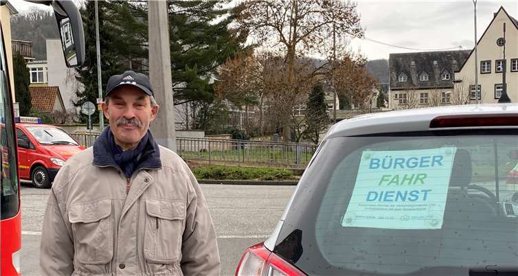 Fahrer Egon Frömbgen vor dem Bürgerfahr-Dienst-Fahrzeug.