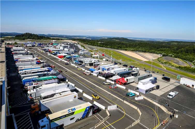 Fahrerlager und Boxengasse.