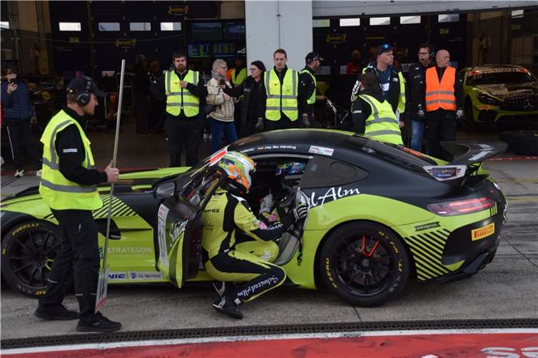 Fahrerwechsel mit dem Teamkollegen beim 1 Std. Rennen.