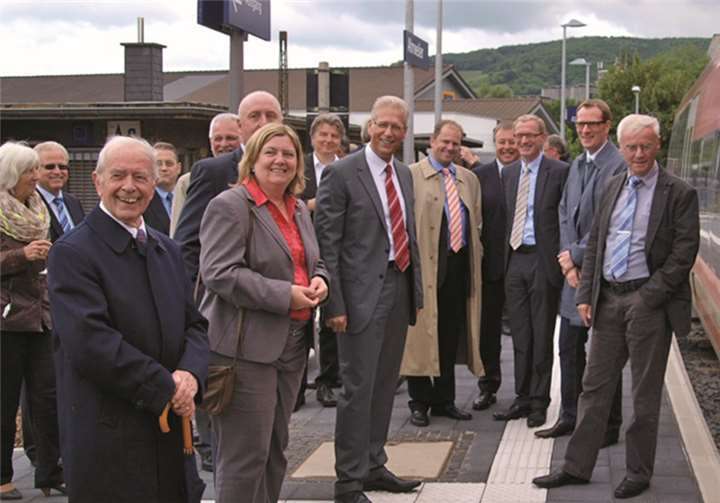 Fahrgast-Informationstafel am Bahnhof Ahrweiler. wite