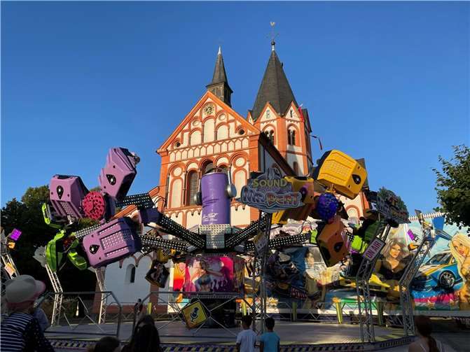 Fahrgeschäft vor der Pfarrkirche.  Foto: ROB
