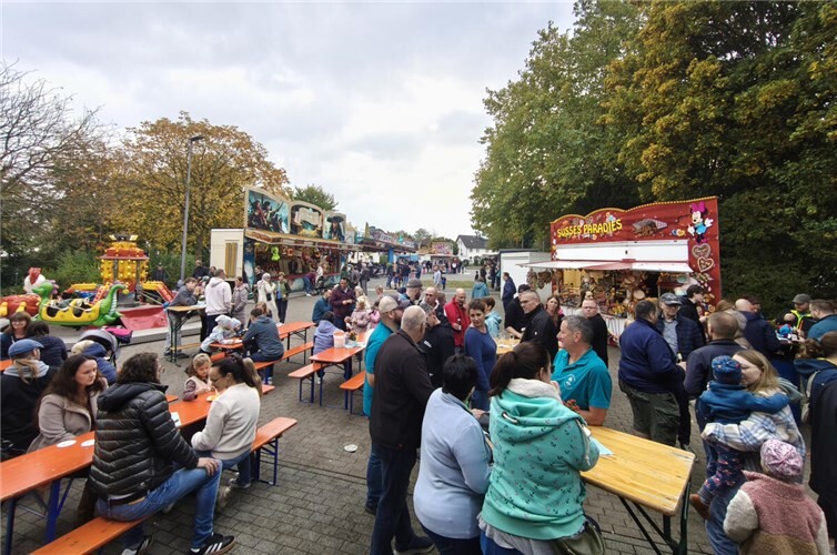 Ringener Kirmes erneut mit großem Zuspruch Fahrgeschäfte, Schießbude und Süßwarenstand lockten auf die Kirmes.