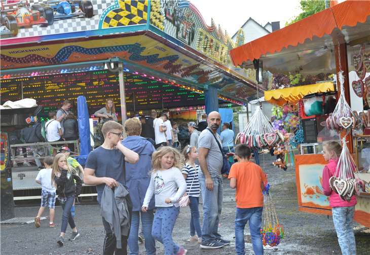Fahrgeschäfte, Süssigkeiten und Spielebudenlockte die Jugend an.