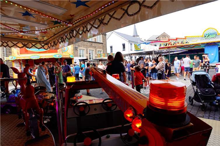 Fahrgeschäfte laden zum bunten Treiben auf der Kirmes ein.