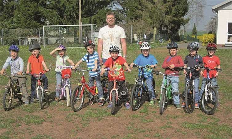 Fahrlehrer Andy Peters mit den Wackelzahn-Kindern und ihren Fahrrädern.privat