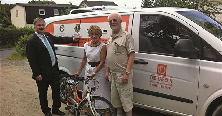 Fahrrad und Staubsauger gingen an die Tafel in Ahrweiler. Präsidentin Eva Werning und Schatzmeister Günter Wragge bei der Übergabe. privat