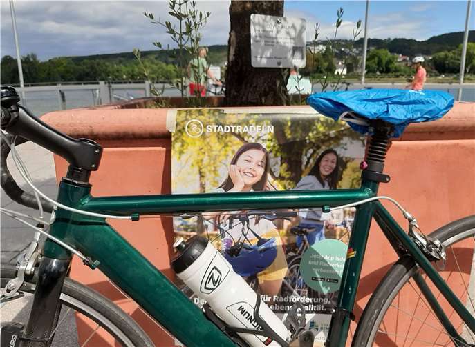 Fahrrad vor dem Plakat des vergangenen Jahres an der Rheinpromenade Remagen.Foto: Volker Thehos