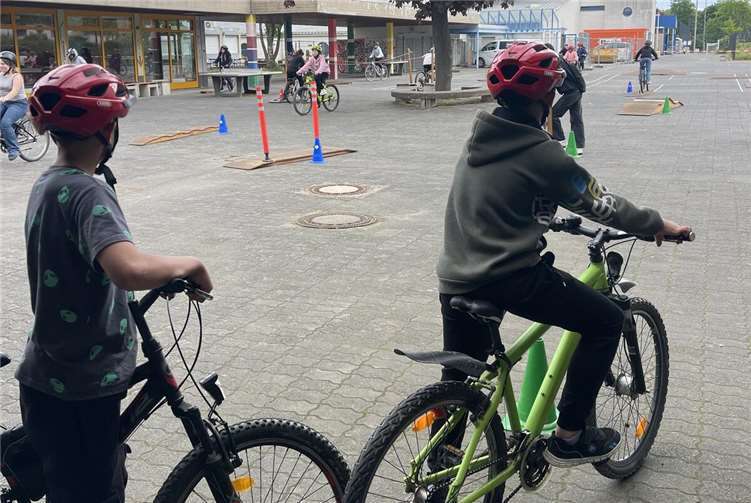 Fahrradtraining an der EKS: Bewegung, Geschicklichkeit und Verkehrssicherheit vereint. Fotos: Erich-Kästner-Realschule Plus