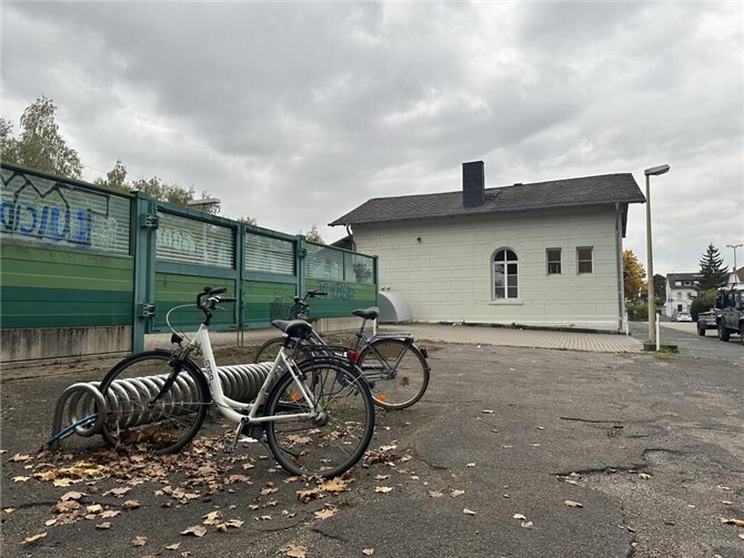 Fahrräder am Bahnhof Engers – nach Beschluss des Stadtrats soll künftig eine moderne Mobilitätsstation entstehen.Foto: Lena Geisler