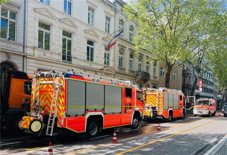 Fahrzeuge an der Einsatzstelle Adenauerallee. Foto: Feuerwehr und Rettungsdienst Bonn
