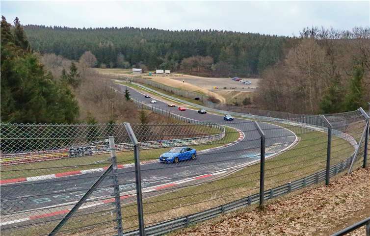 Fahrzeuge auf der Strecke, der angrenzende Parkplatz menschenleer. Das berühmte „Brünnchen“ ist sonst ein Besucher-Hotspot an Karfreitag.Foto: Nürburgring