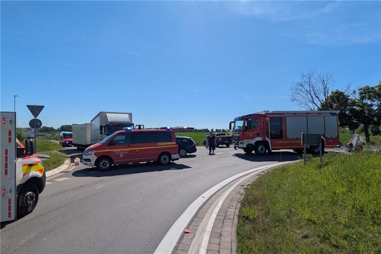 Fahrzeuge von Feuerwehr und Rettungsdienst bei einem Verkehrsunfall.