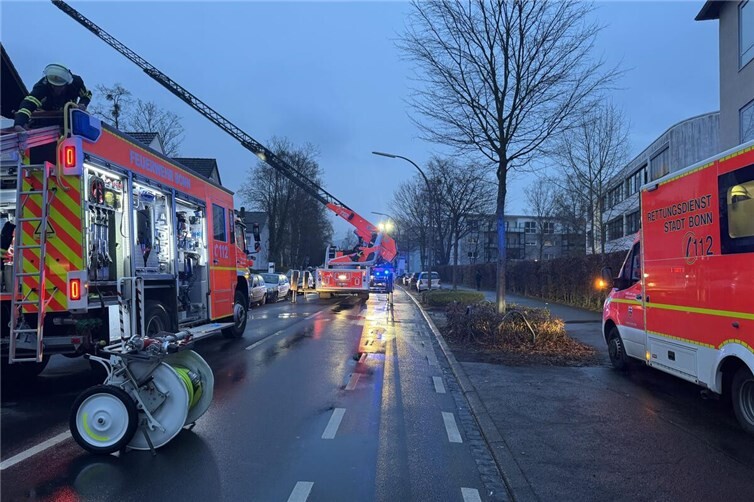 Fahrzeuge von Feuerwehr und Rettungsdienst im Einsatz in der Gotenstraße.