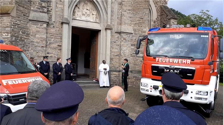 Fahrzeugeinsegnung vor der Pfarrkirche in Rheinbrohl.