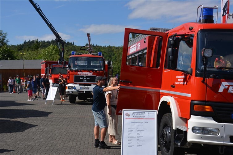 Fahrzeugschau findet großes Interesse.