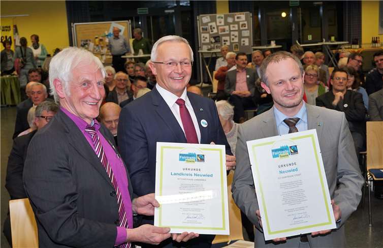 Fair-Trade Ehrenbotschafter Manfred Holz überreicht OB Jan Einig und Landrat Achim Hallerbach das Fair-Trade Zertifikat.