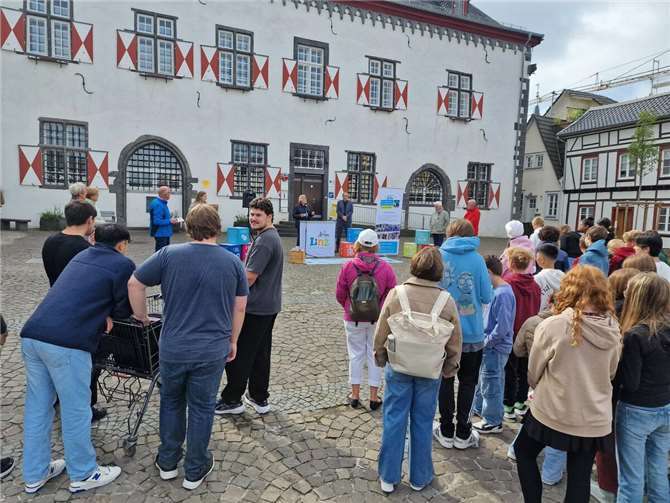 Fair Trade-Städte müssen auch Öffentlichkeitsarbeit und Aktionen durchführen. Wie die Fair Trade Woche im September letzten Jahres mit Start einer Fair Trade Schüler-Rally auf dem Marktplatz.