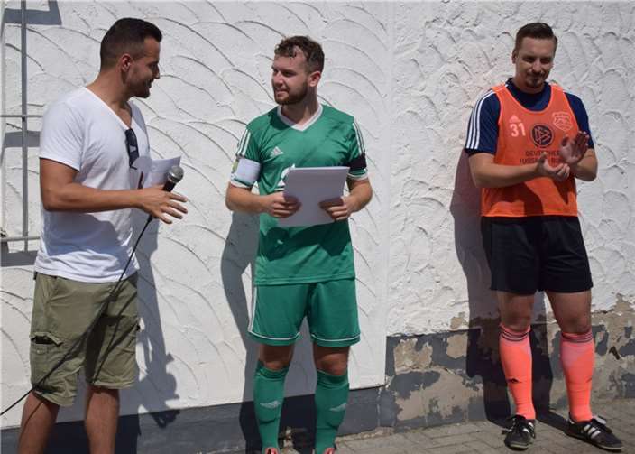 Fair ist mehr-Jahressieger Dennis Buchner (Mitte) mit FVR-Vizepräsident Arianit Besiri (links) und Jan Welling, Torwart der SG Heimersheim. Foto: privat