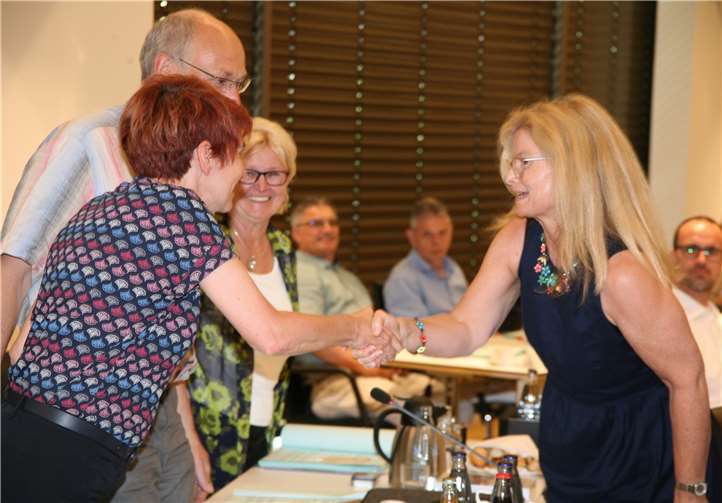 Faire Geste: Die unterlegene SPD-Kandidatin Martina Luig-Kaspari (r.) gratuliert Birgit Meyreis, Bündnis 90/Die Grünen, zur Wahl als Kreisbeigeordnete.