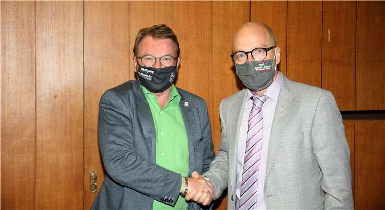 Faire Geste nach einem langen Wahlkampf: Amtsinhaber Wolfgang Treis von Bündnis90 / Die Grünen gratuliert dem Sozialdemokraten und künftigen Oberbürgermeister Dirk Meid zur gewonnenen Stichwahl.