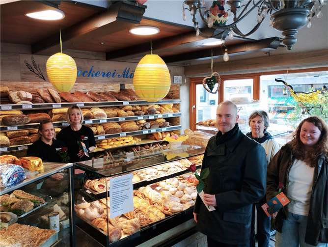 Faire Rosen gab es auch für die Mitarbeiterinnen verschiedener Geschäfte.