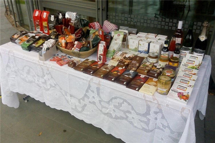 Faire Schokolade und mehr faire Produkte gibt es im Weltladen, aber vermehrt auch in Supermärkten und Discountern - Achten Sie doch einfach einmal beim Einkauf darauf.