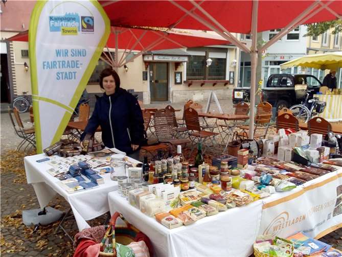 Faire Waren aus aller Welt auf dem Marktstand des Weltladens: Transparente Lieferketten sichern den Produzent*innen einen fairen Preis für ihre Waren.  Foto: Weltladen Remagen-Sinzig