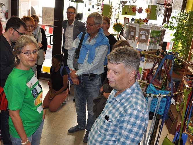 Fairer Handel und regionale Produkte: Das waren Schwerpunkte des ersten konsumkritischen Rundgangs durch die Neuwieder City, zu dem die Lokale Agenda 21 und die Steuerungsgruppe der Fair-Trade-Stadt Neuwied eingeladen hatten. Stadtverwaltung Neuwied