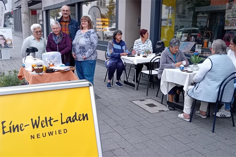 Faires Frühstück vor dem Neuwieder Eine-Welt-Laden